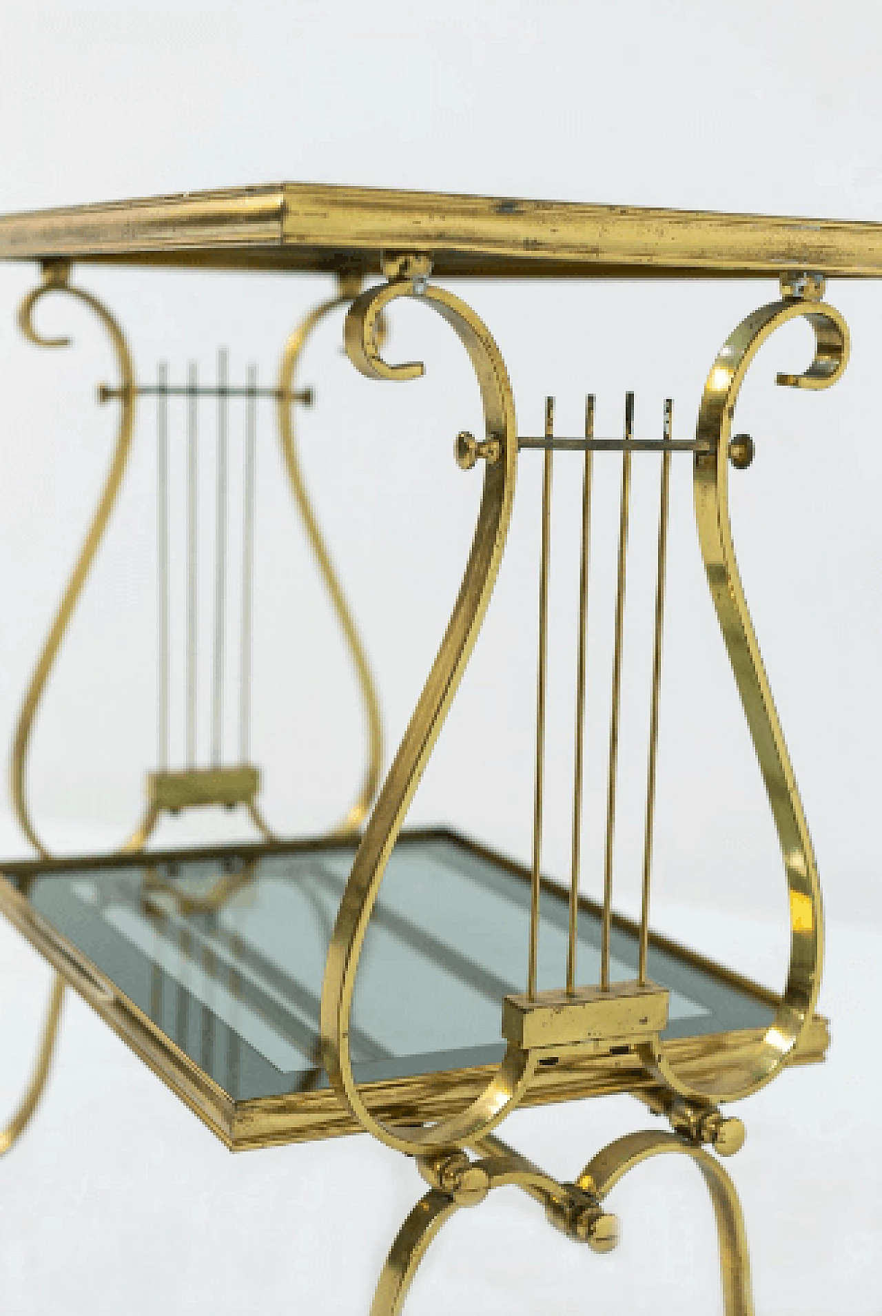 Tavolino con doppio ripiano in ottone e vetro fumé, anni '50 7