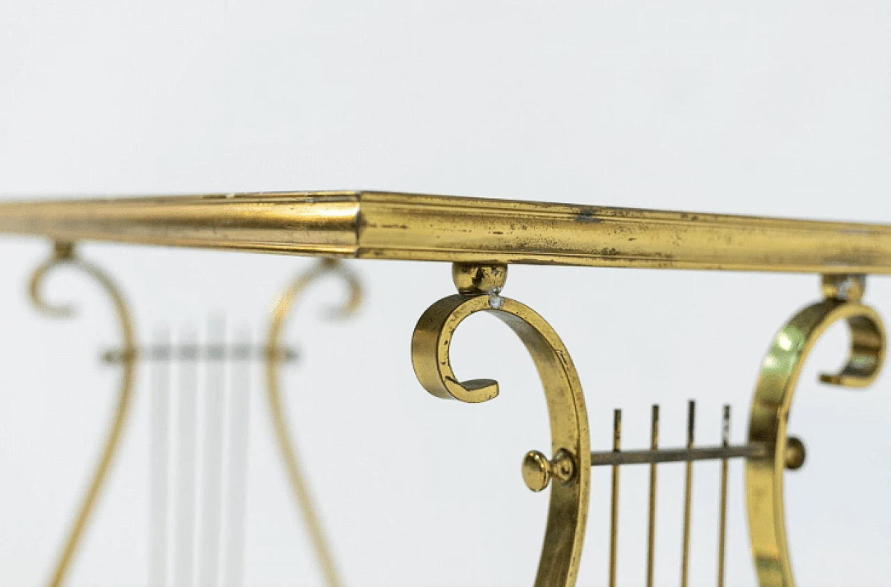 Tavolino con doppio ripiano in ottone e vetro fumé, anni '50 8