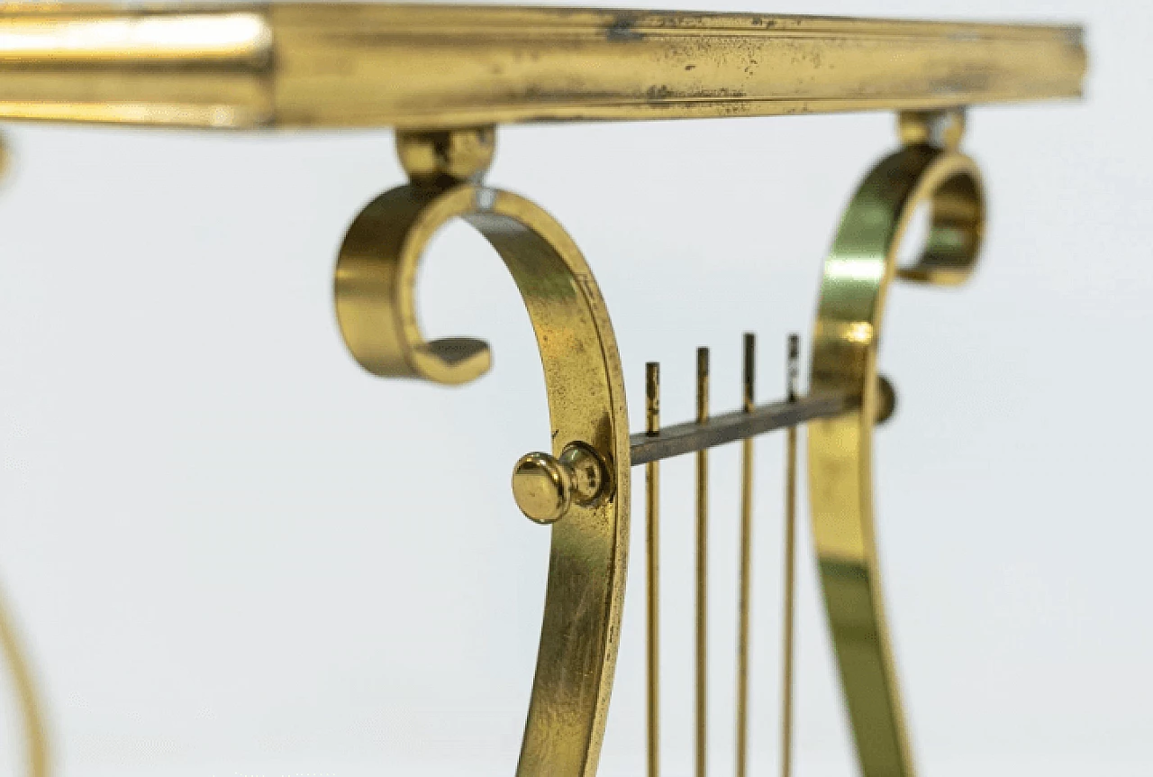 Tavolino con doppio ripiano in ottone e vetro fumé, anni '50 10