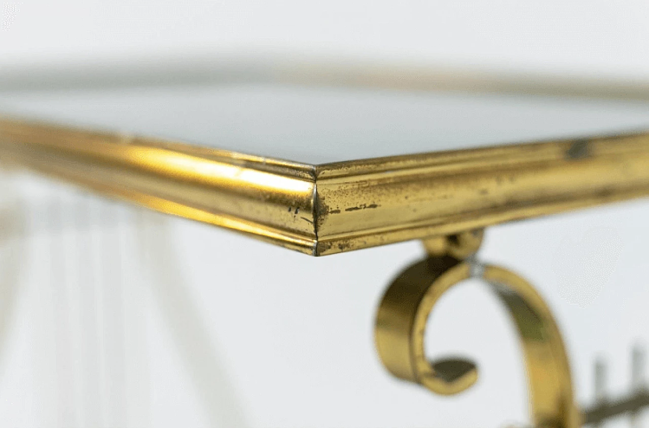 Tavolino con doppio ripiano in ottone e vetro fumé, anni '50 11