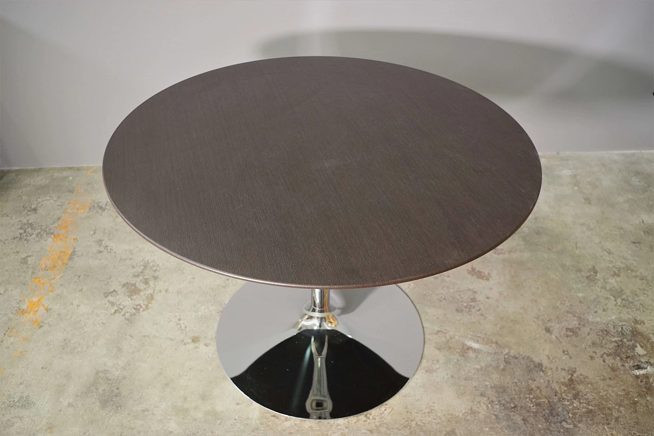 Tavolo rotondo in alluminio e legno impiallacciato rovere tinta wengè 3