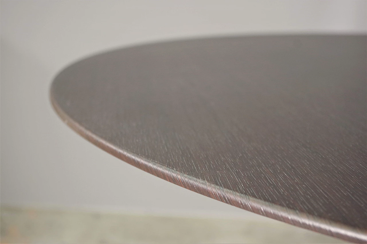 Tavolo rotondo in alluminio e legno impiallacciato rovere tinta wengè 6