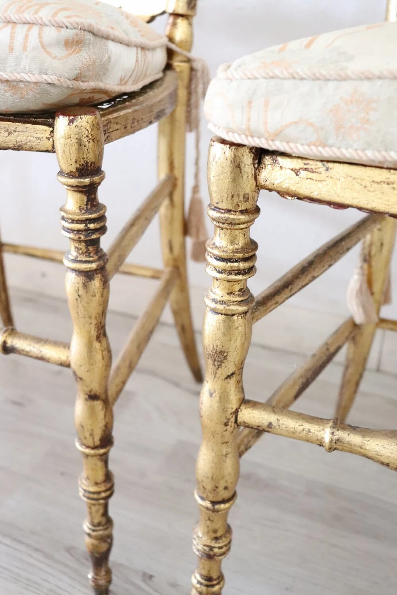 Pair of Chiavarine-type chairs in gilded wood with gold leaf, 19th century 6