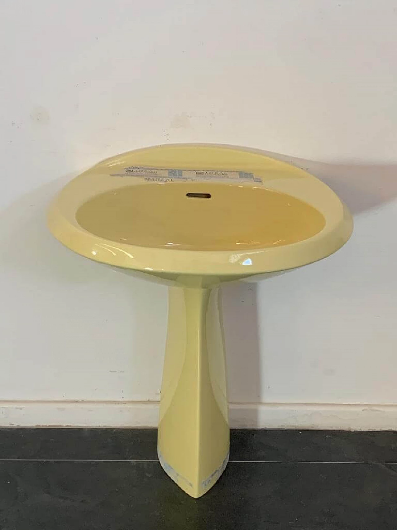 Lavabo Ellisse giallo di Ideal Standard, anni '70 1