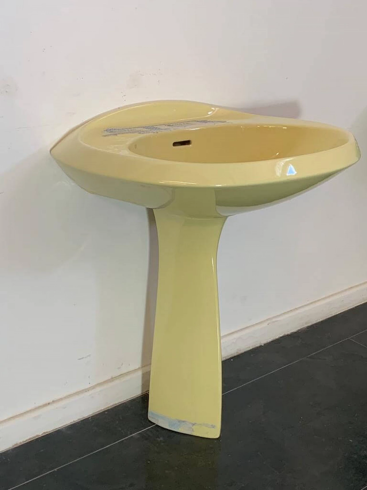 Lavabo Ellisse giallo di Ideal Standard, anni '70 2