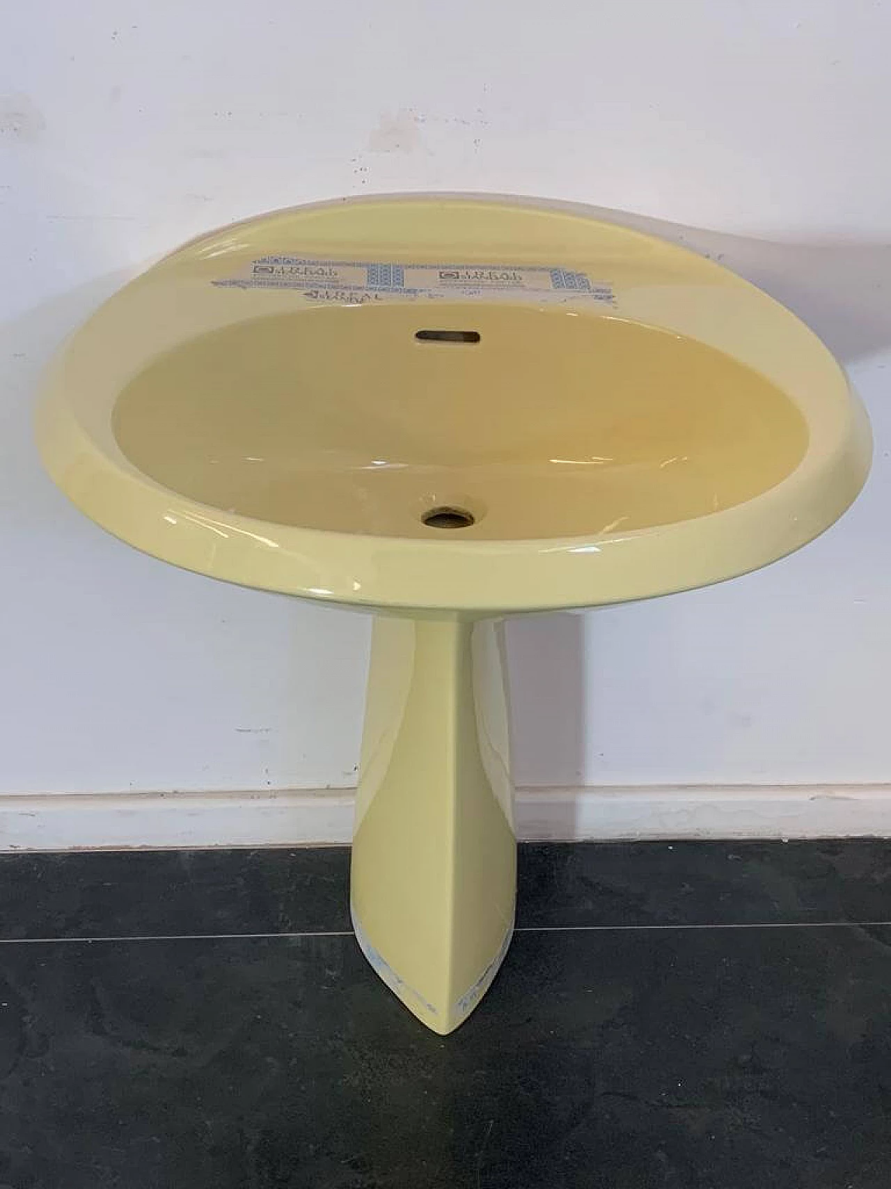 Lavabo Ellisse giallo di Ideal Standard, anni '70 3