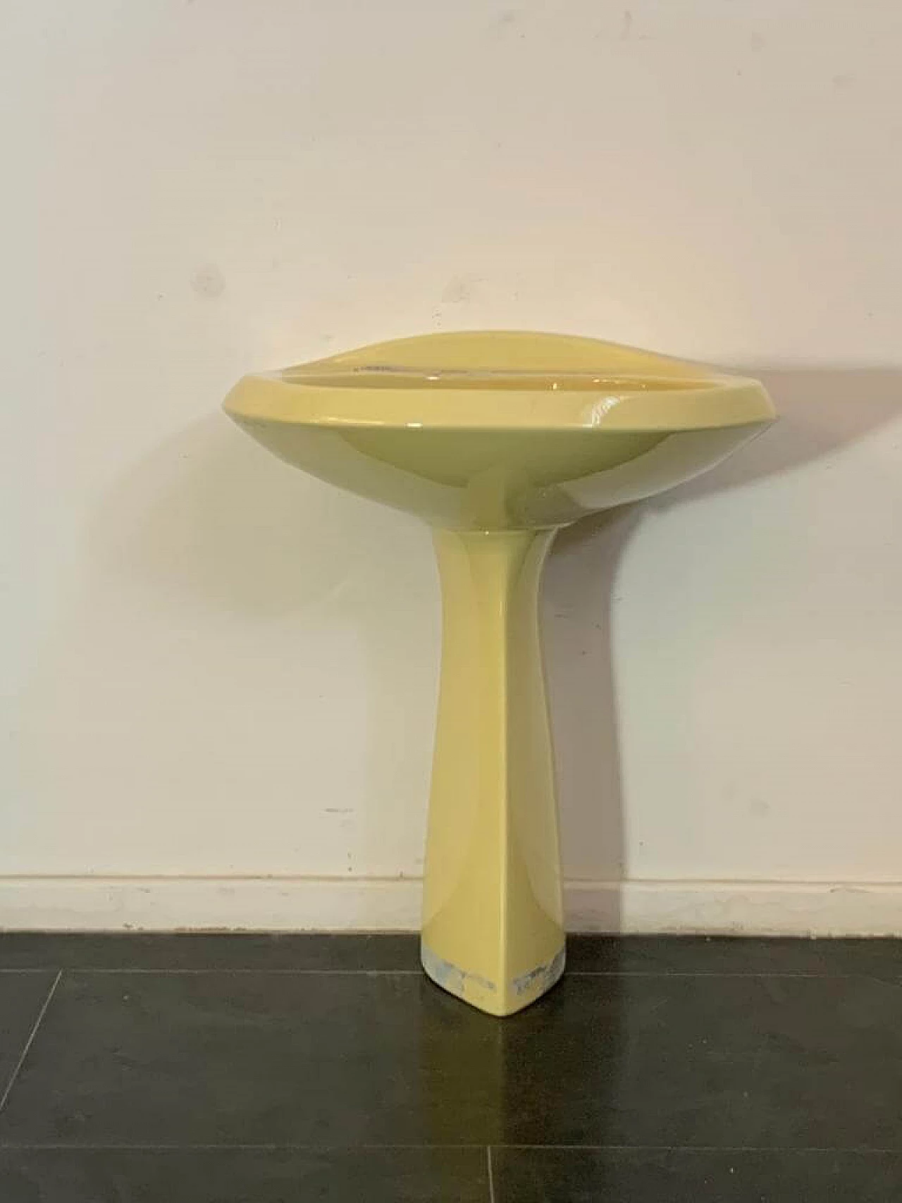 Lavabo Ellisse giallo di Ideal Standard, anni '70 4