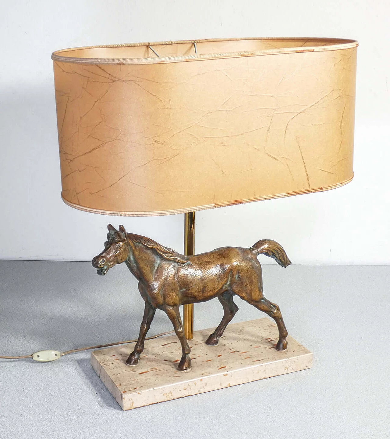 Lampada da tavolo con scultura di cavallo in bronzo e base in travertino Art Deco 1