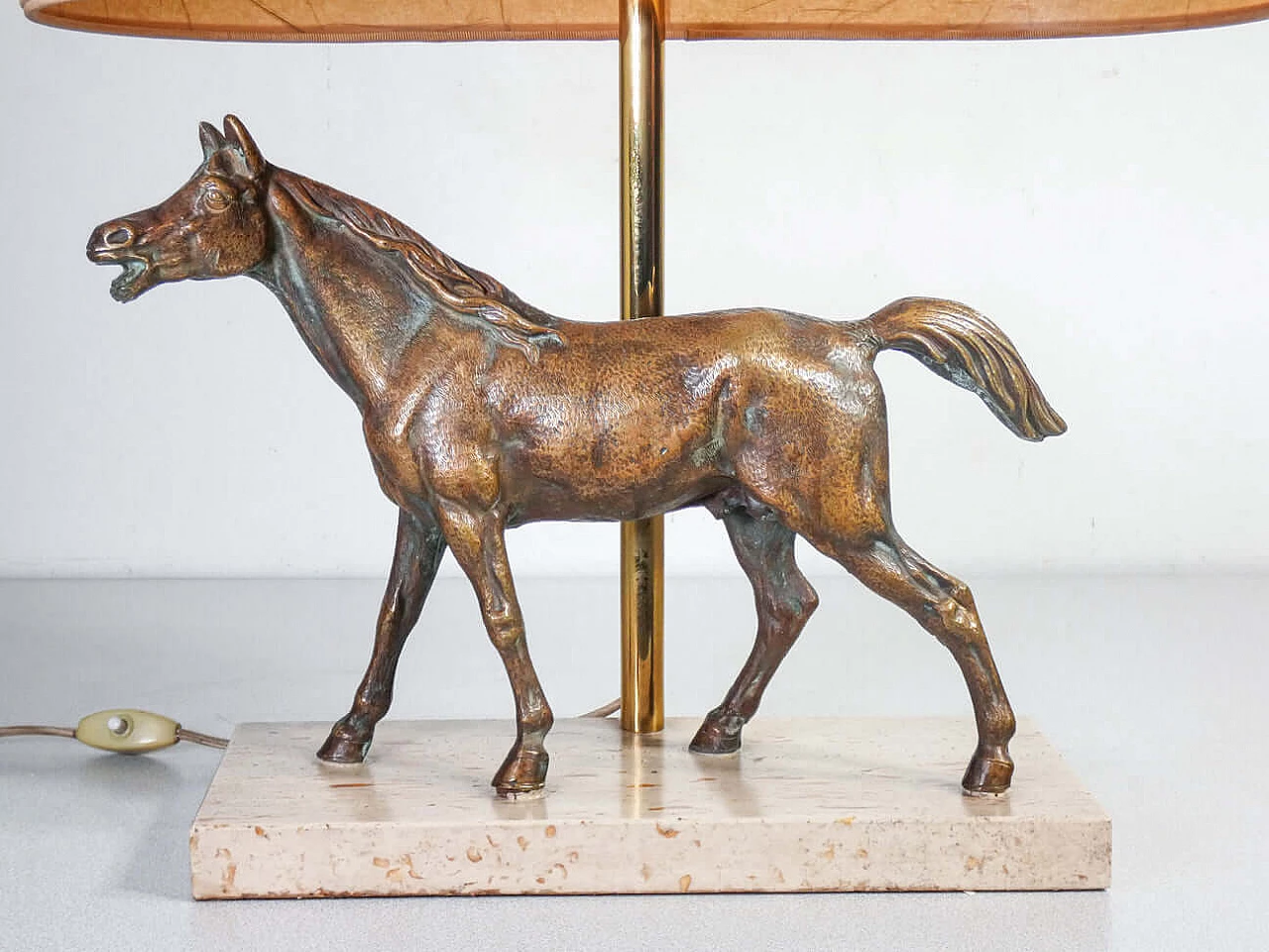 Lampada da tavolo con scultura di cavallo in bronzo e base in travertino Art Deco 3