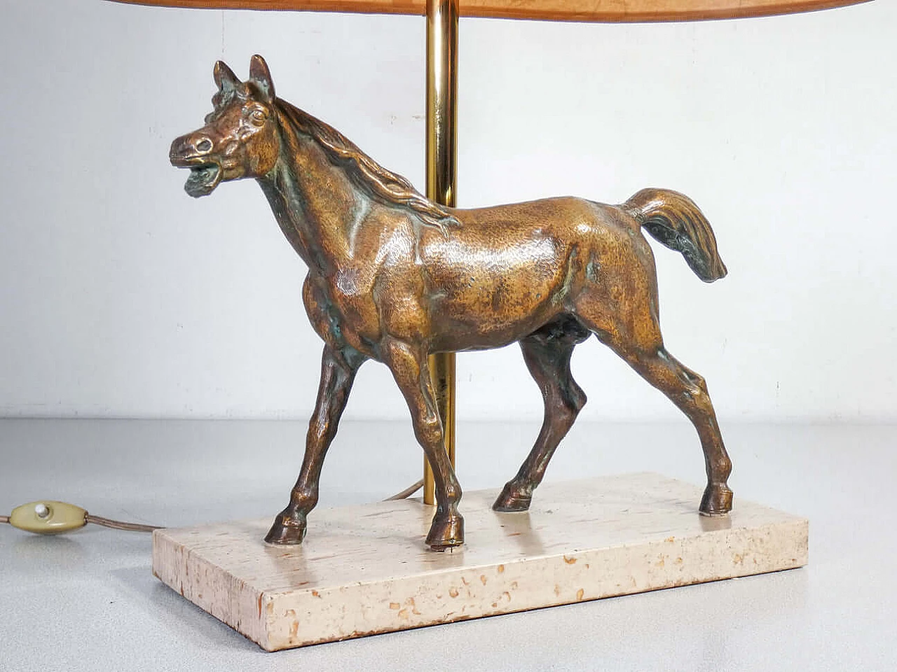 Lampada da tavolo con scultura di cavallo in bronzo e base in travertino Art Deco 4