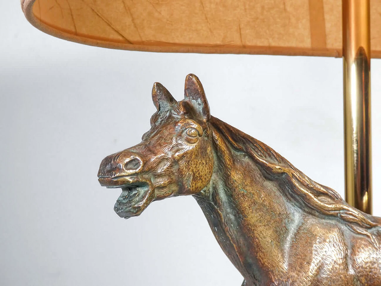 Lampada da tavolo con scultura di cavallo in bronzo e base in travertino Art Deco 5