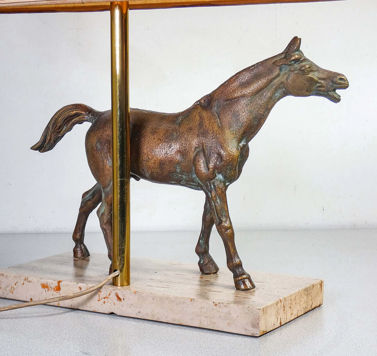 Lampada da tavolo con scultura di cavallo in bronzo e base in travertino Art Deco 6