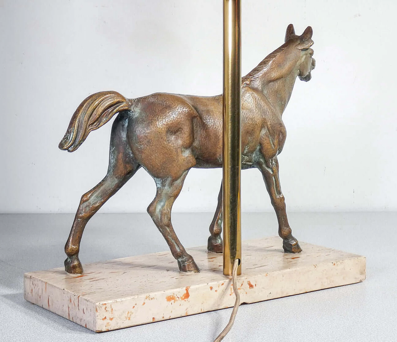 Lampada da tavolo con scultura di cavallo in bronzo e base in travertino Art Deco 7