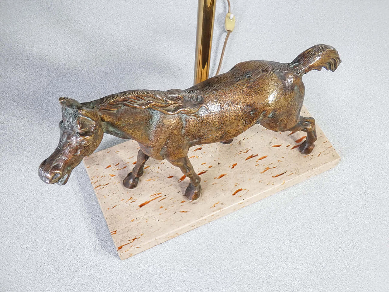 Lampada da tavolo con scultura di cavallo in bronzo e base in travertino Art Deco 8