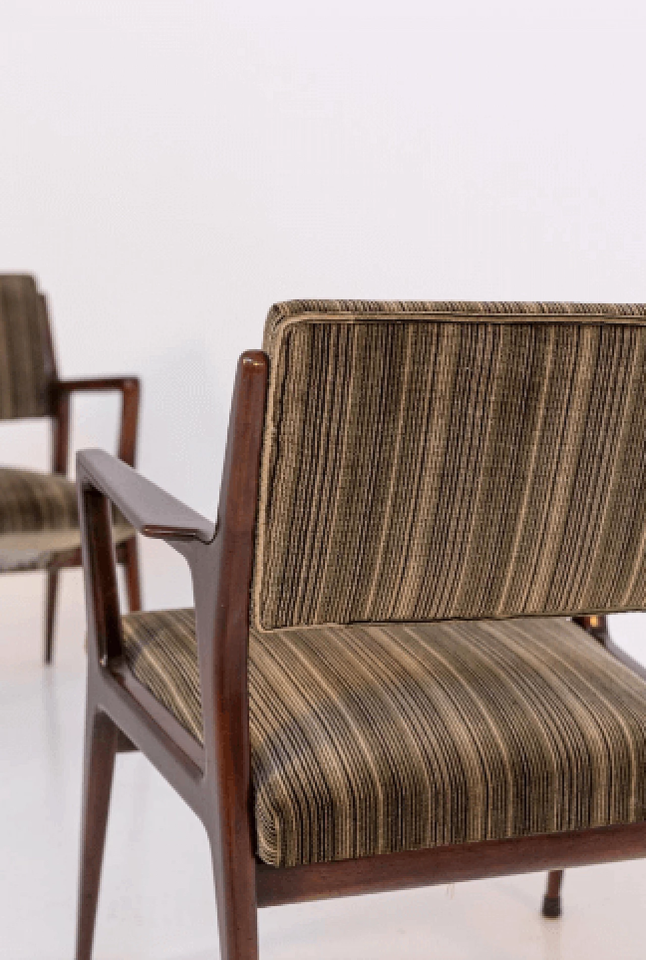 Coppia di poltrone in noce e velluto attribuite a Gio Ponti, anni '50 1