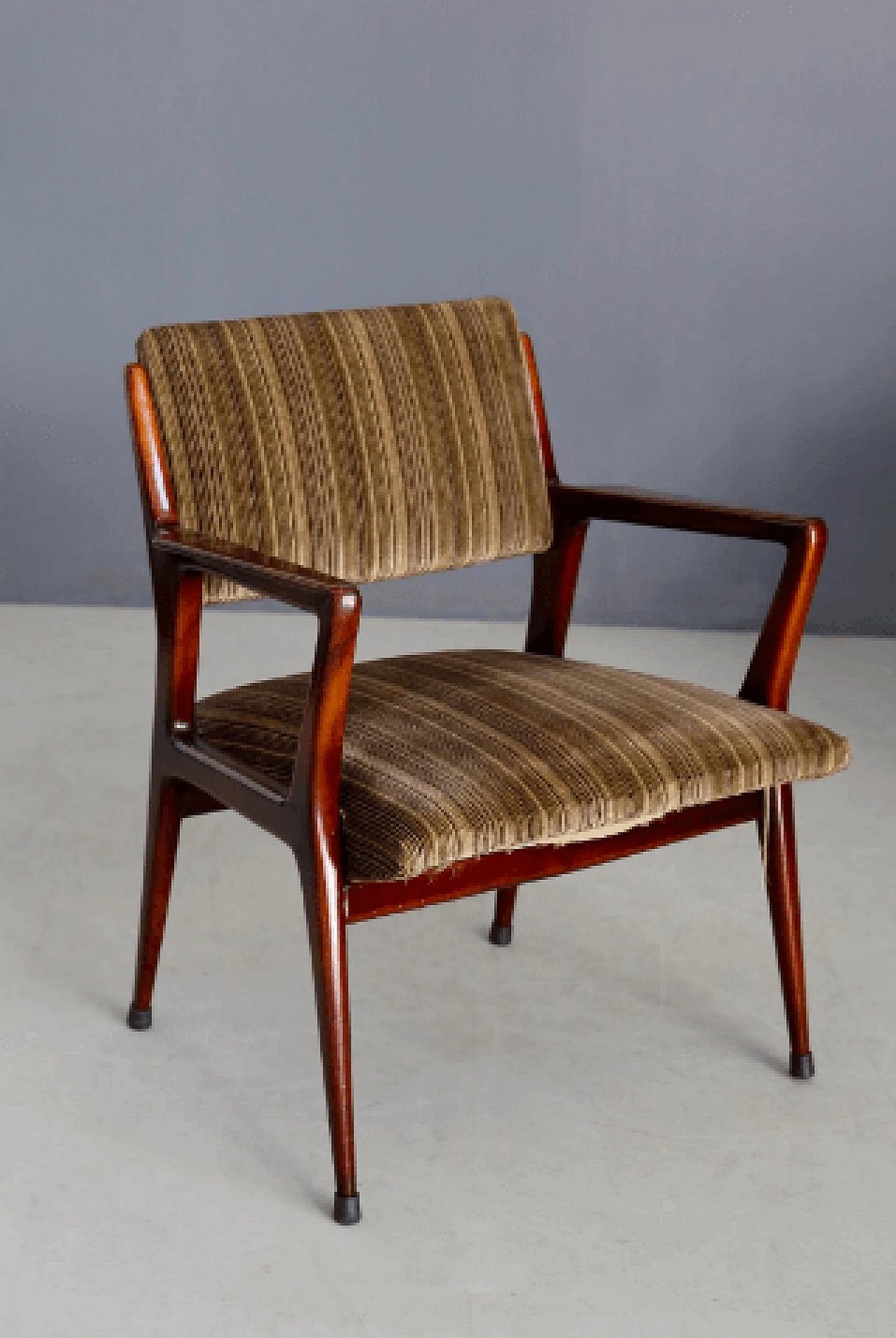 Coppia di poltrone in noce e velluto attribuite a Gio Ponti, anni '50 5