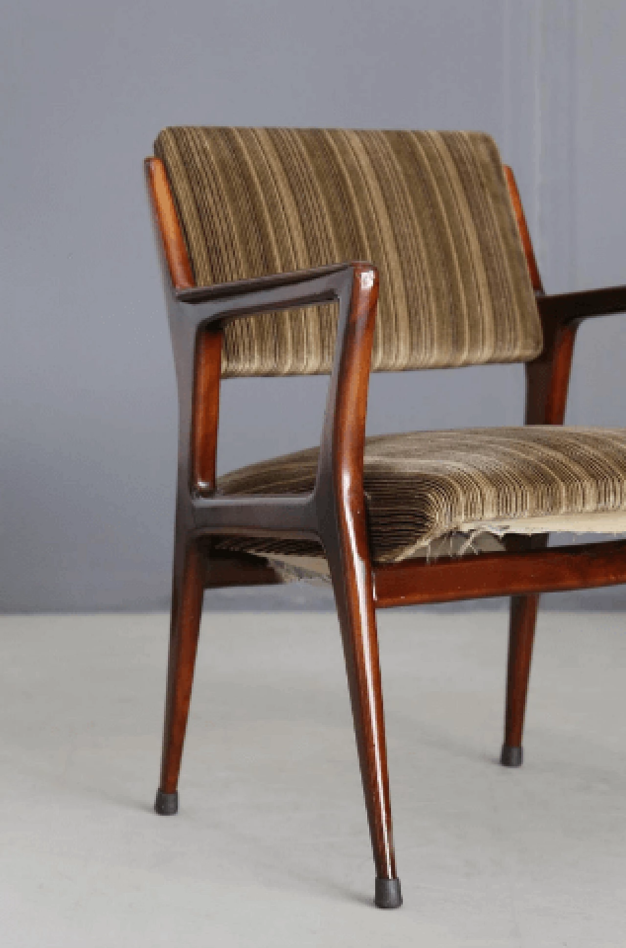 Coppia di poltrone in noce e velluto attribuite a Gio Ponti, anni '50 6