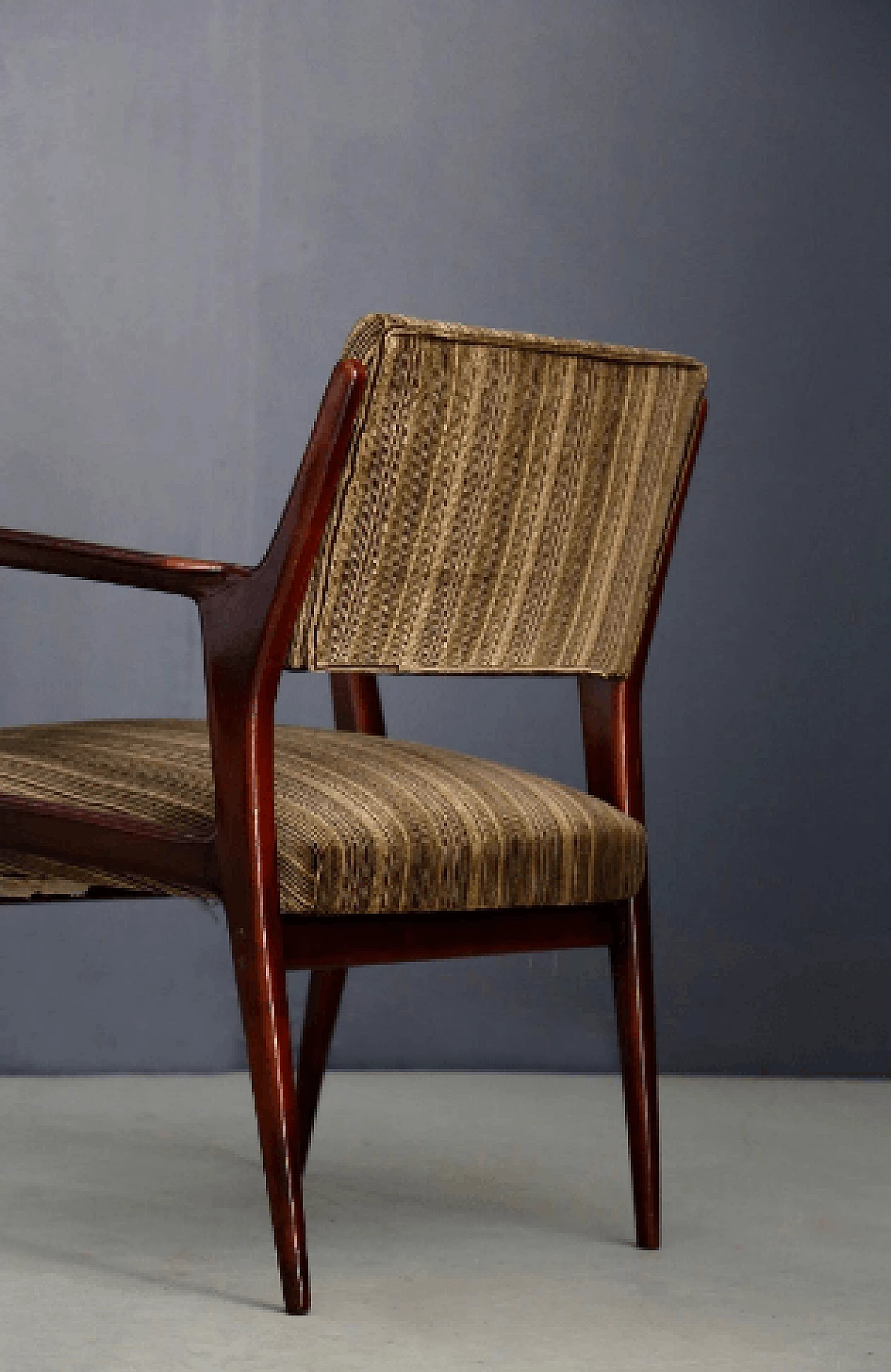 Coppia di poltrone in noce e velluto attribuite a Gio Ponti, anni '50 8