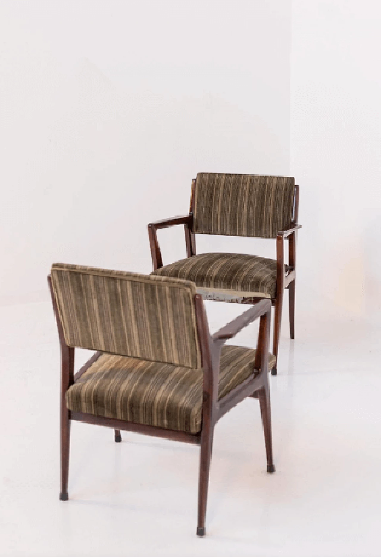 Coppia di poltrone in noce e velluto attribuite a Gio Ponti, anni '50 18