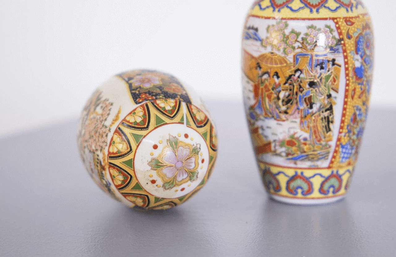 Chinese vase and egg in painted porcelain, early 20th century 2
