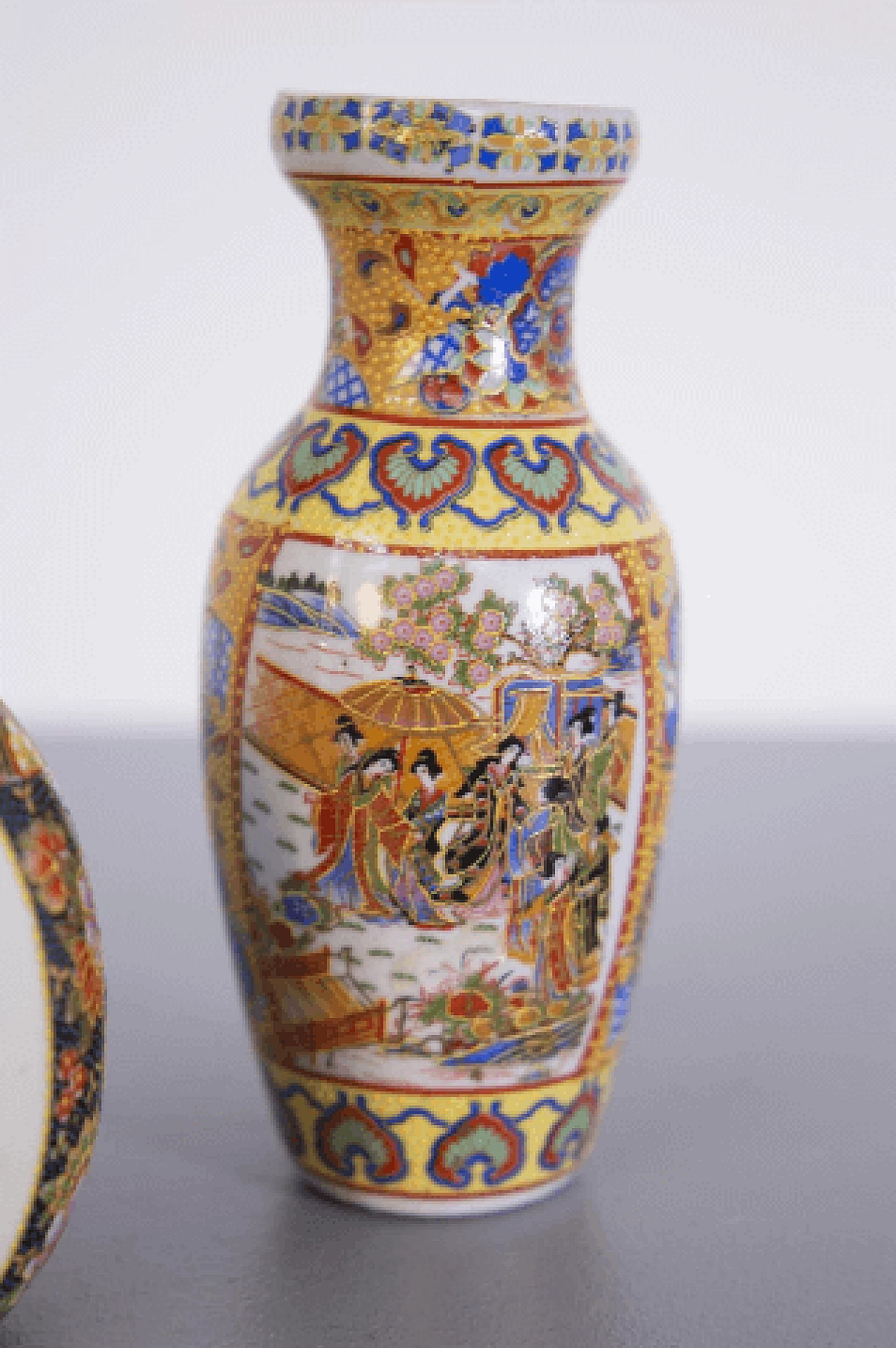 Vaso e uovo cinesi in porcellana dipinta, inizio '900 3