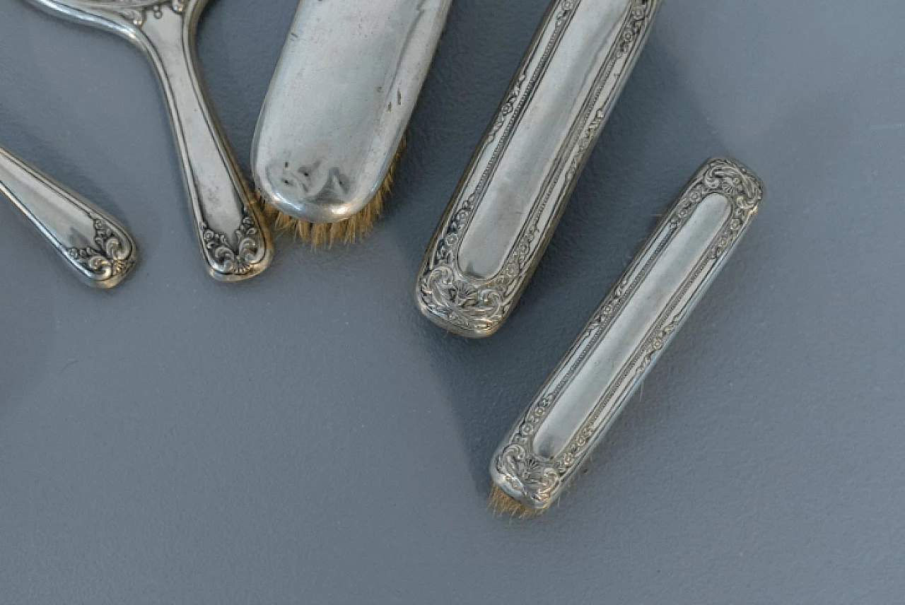 5 Spazzole e specchio in argento, anni '30 6