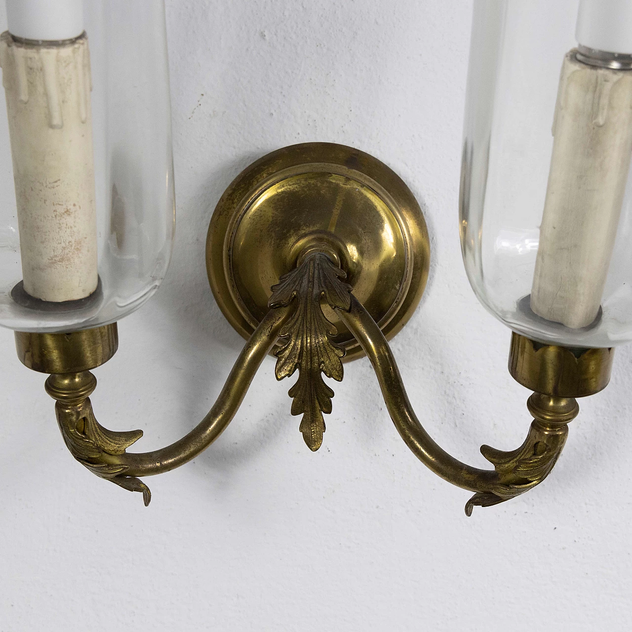 4 Classical-style brass and glass wall sconce, 1950s 2