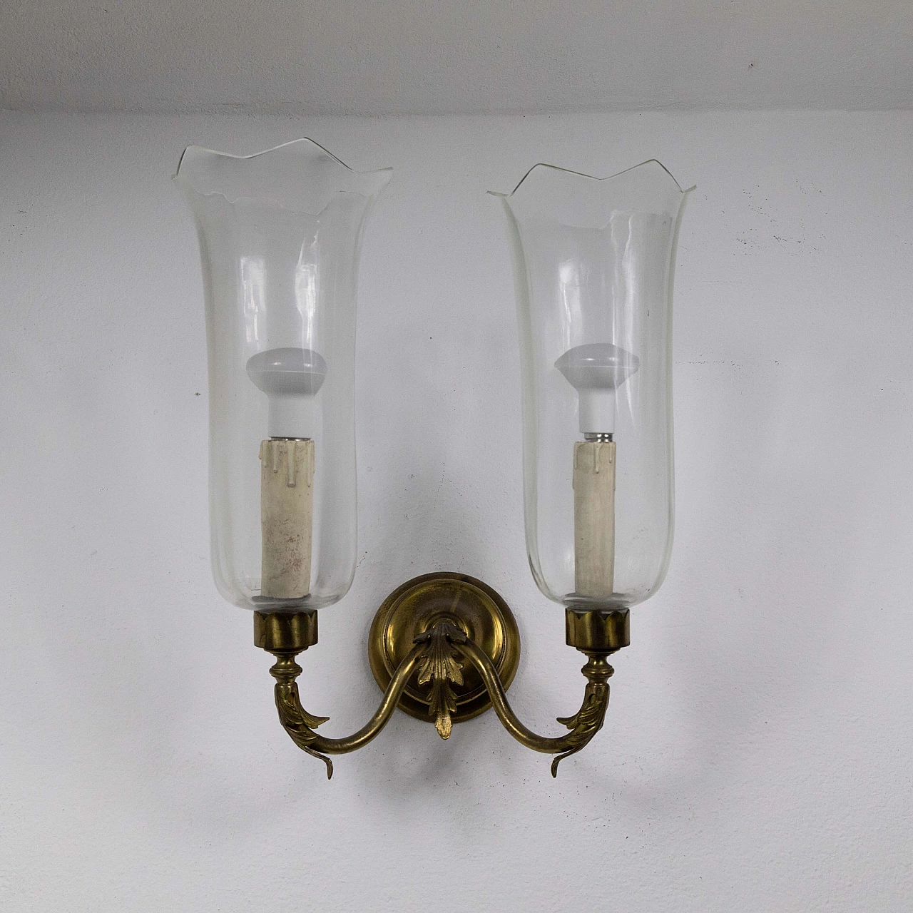 4 Classical-style brass and glass wall sconce, 1950s 8
