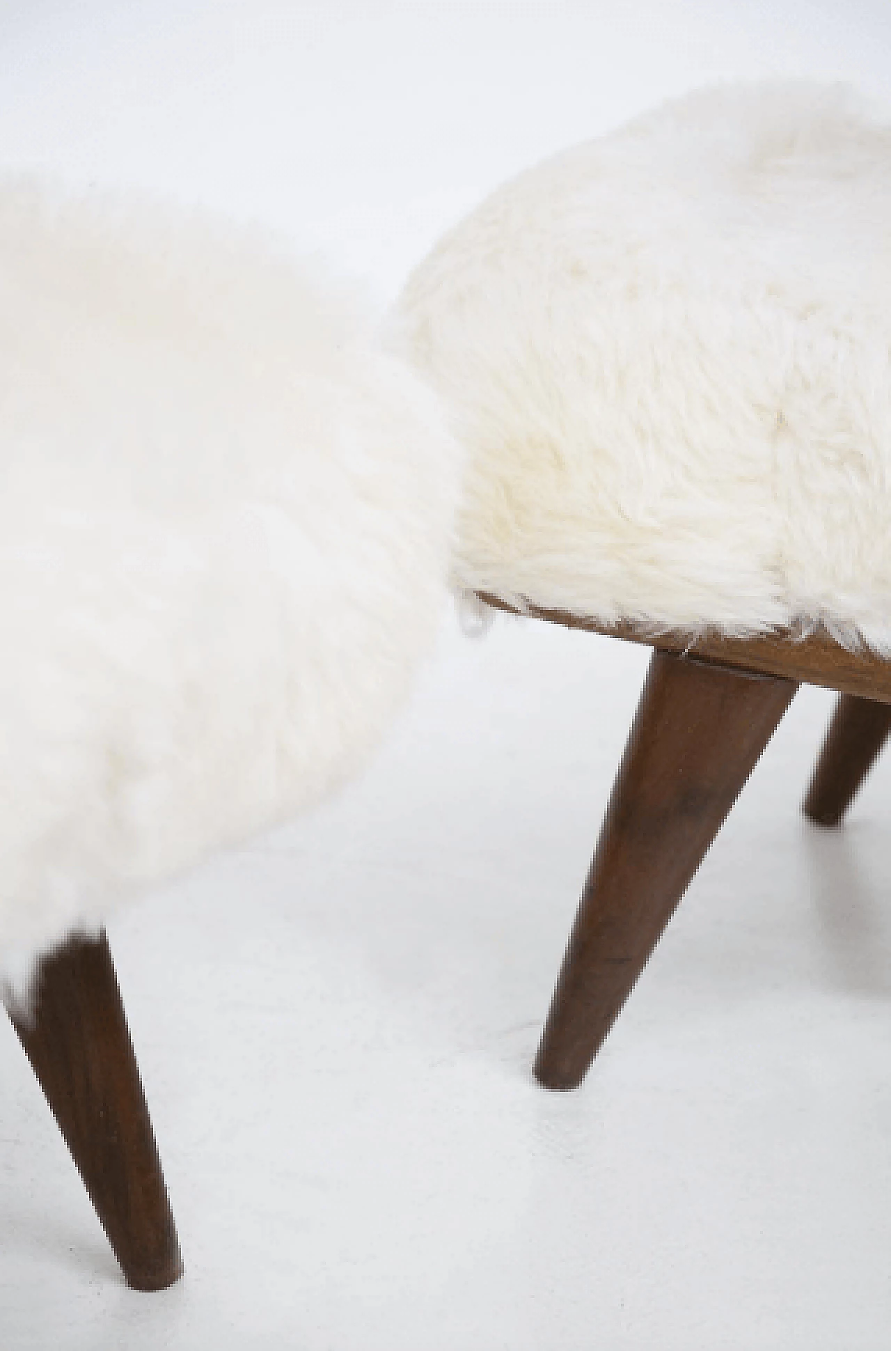 Coppia di poltrone in pelliccia attribuite a Giuseppe Scapinelli, anni '50 8