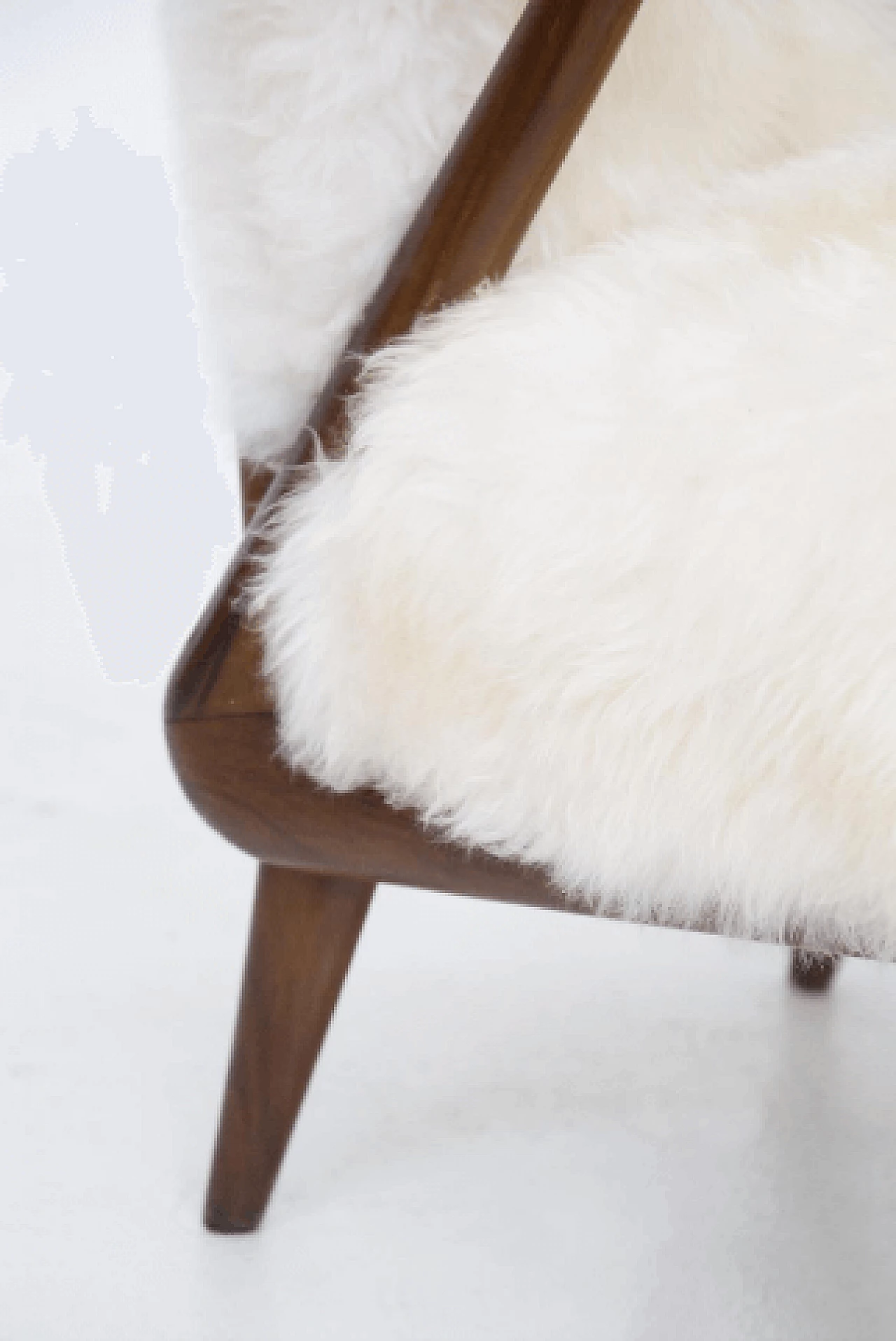 Coppia di poltrone in pelliccia attribuite a Giuseppe Scapinelli, anni '50 9