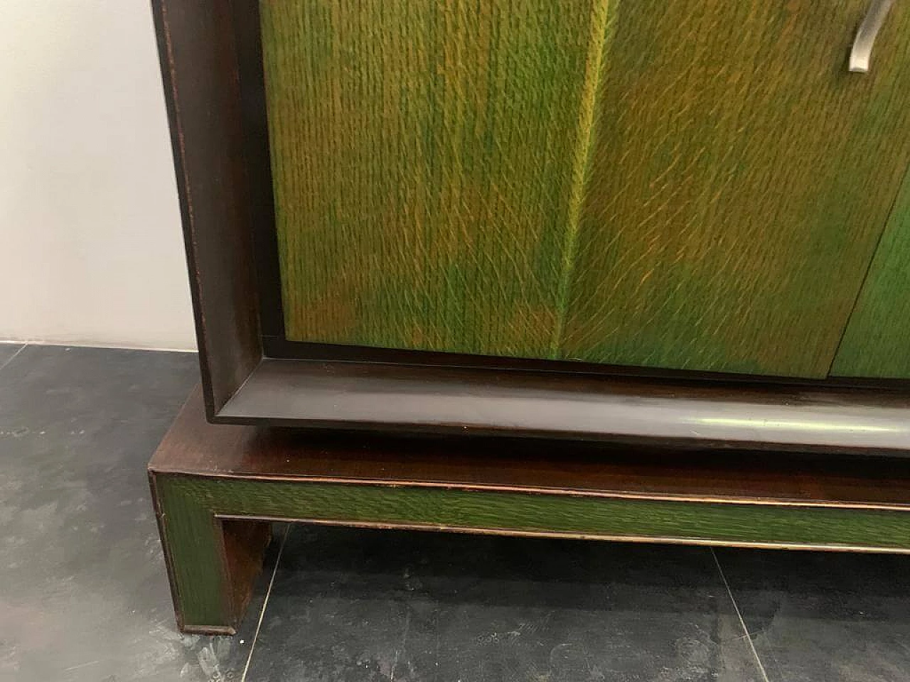 Credenza con specchio in legno con manici in anilina verde, anni '40 9