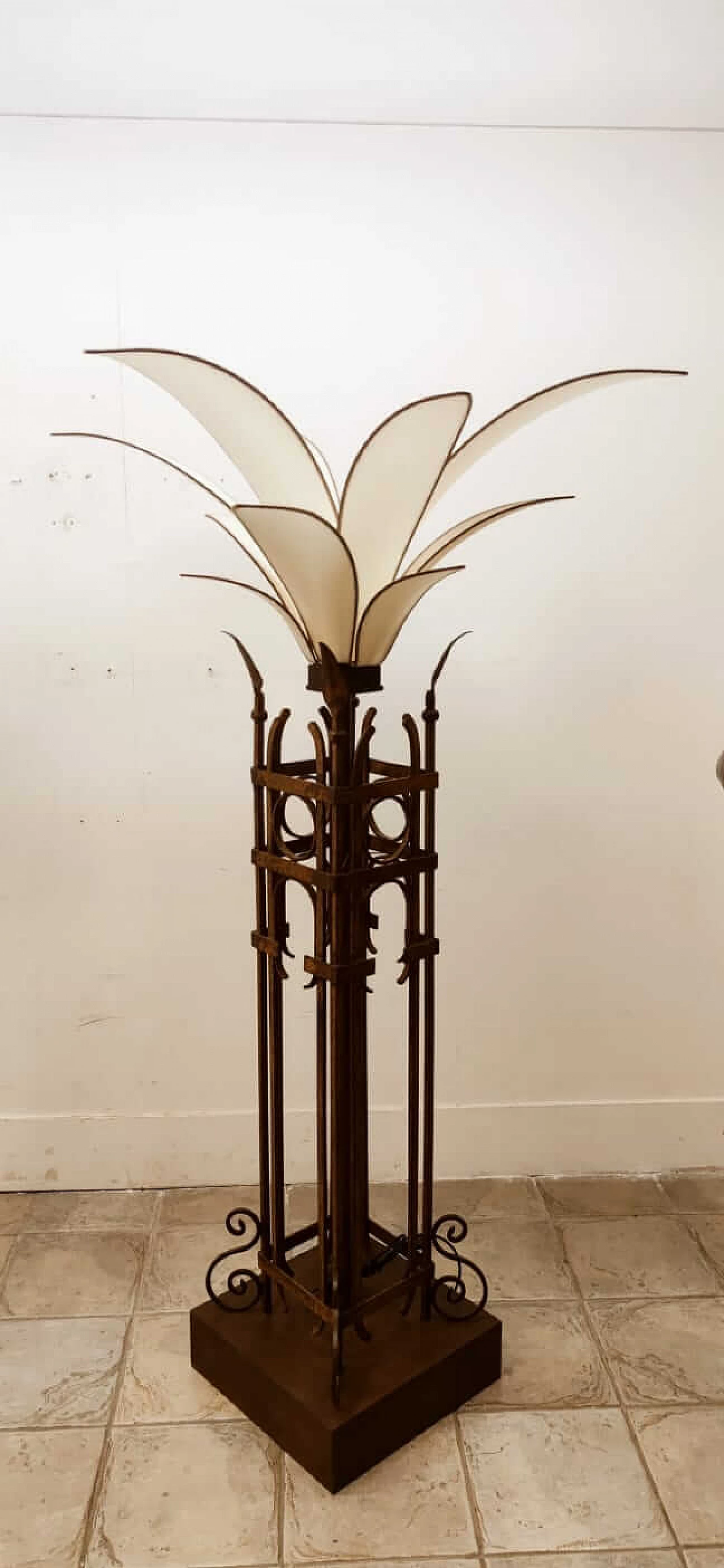 Palm-shaped iron and fabric floor lamp, 1960s 5