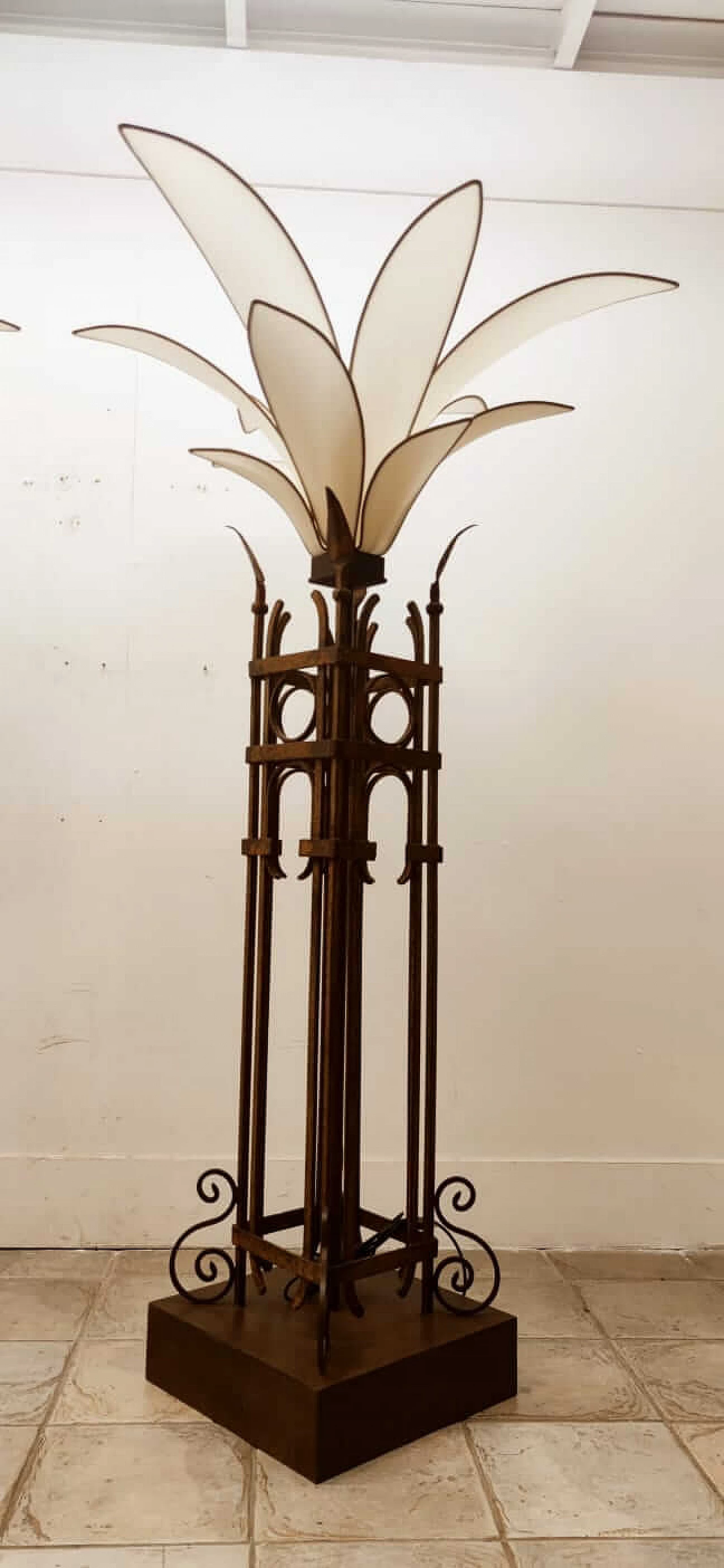 Palm-shaped iron and fabric floor lamp, 1960s 7