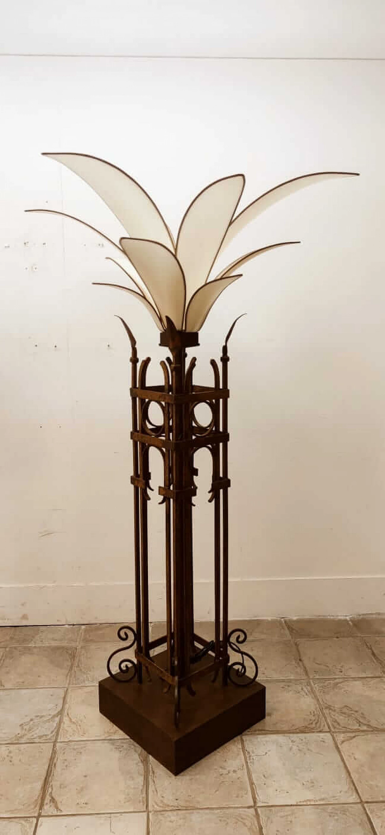 Palm-shaped iron and fabric floor lamp, 1960s 8