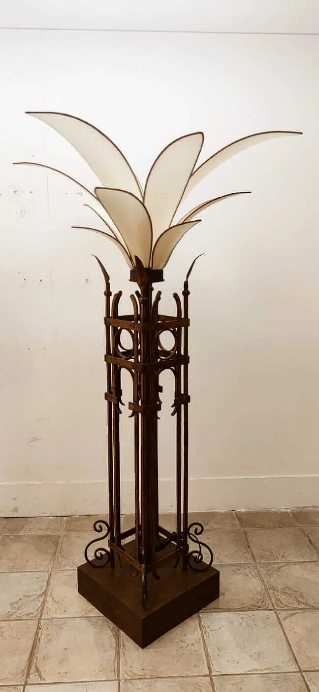Palm-shaped iron and fabric floor lamp, 1960s 10