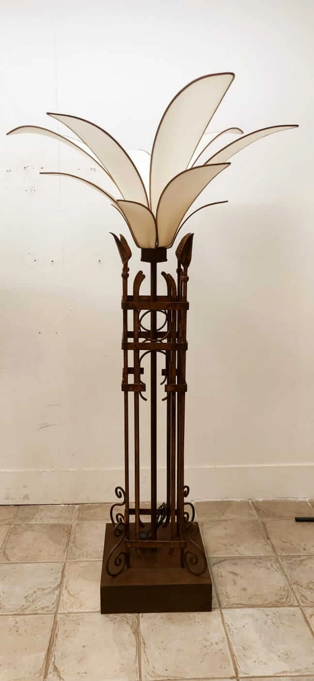 Palm-shaped iron and fabric floor lamp, 1960s 12