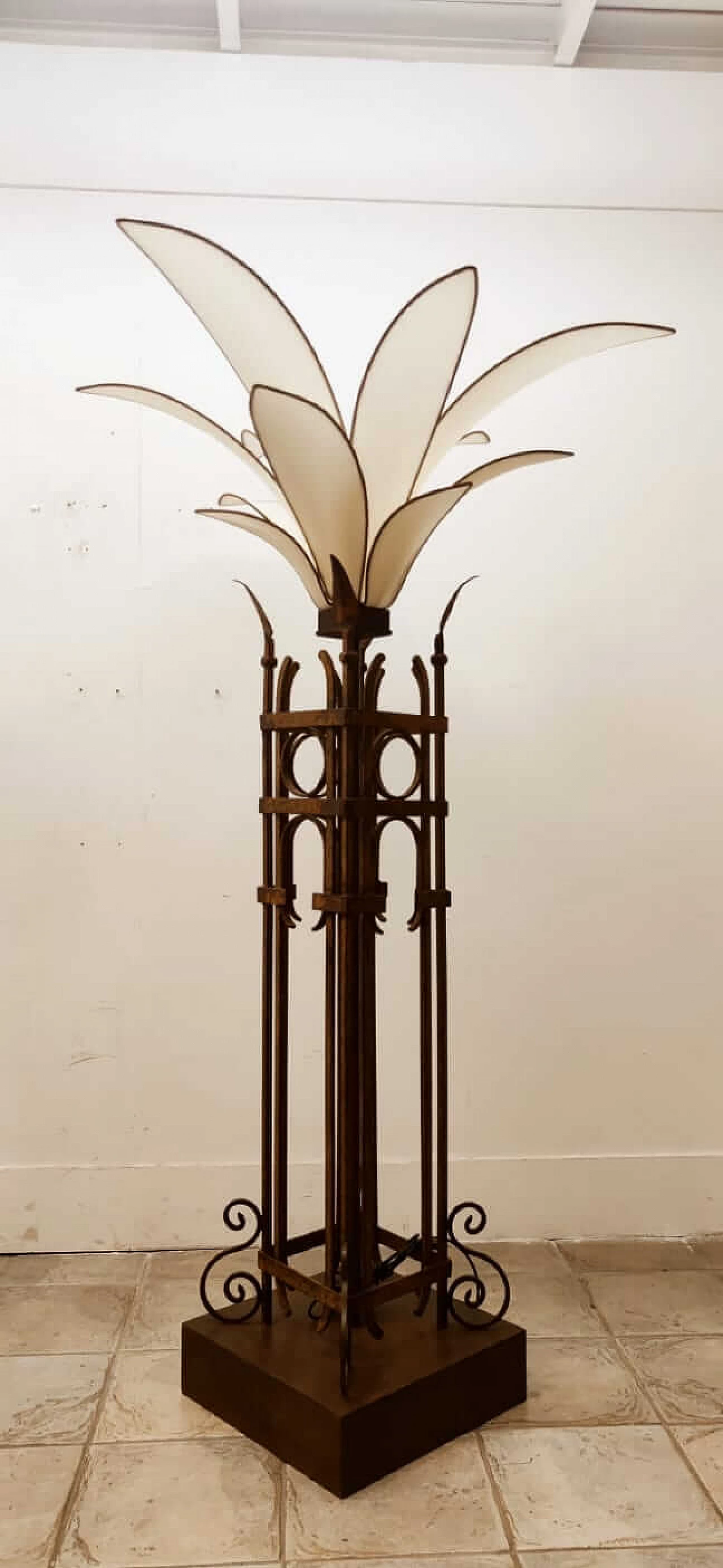 Palm-shaped iron and fabric floor lamp, 1960s 23