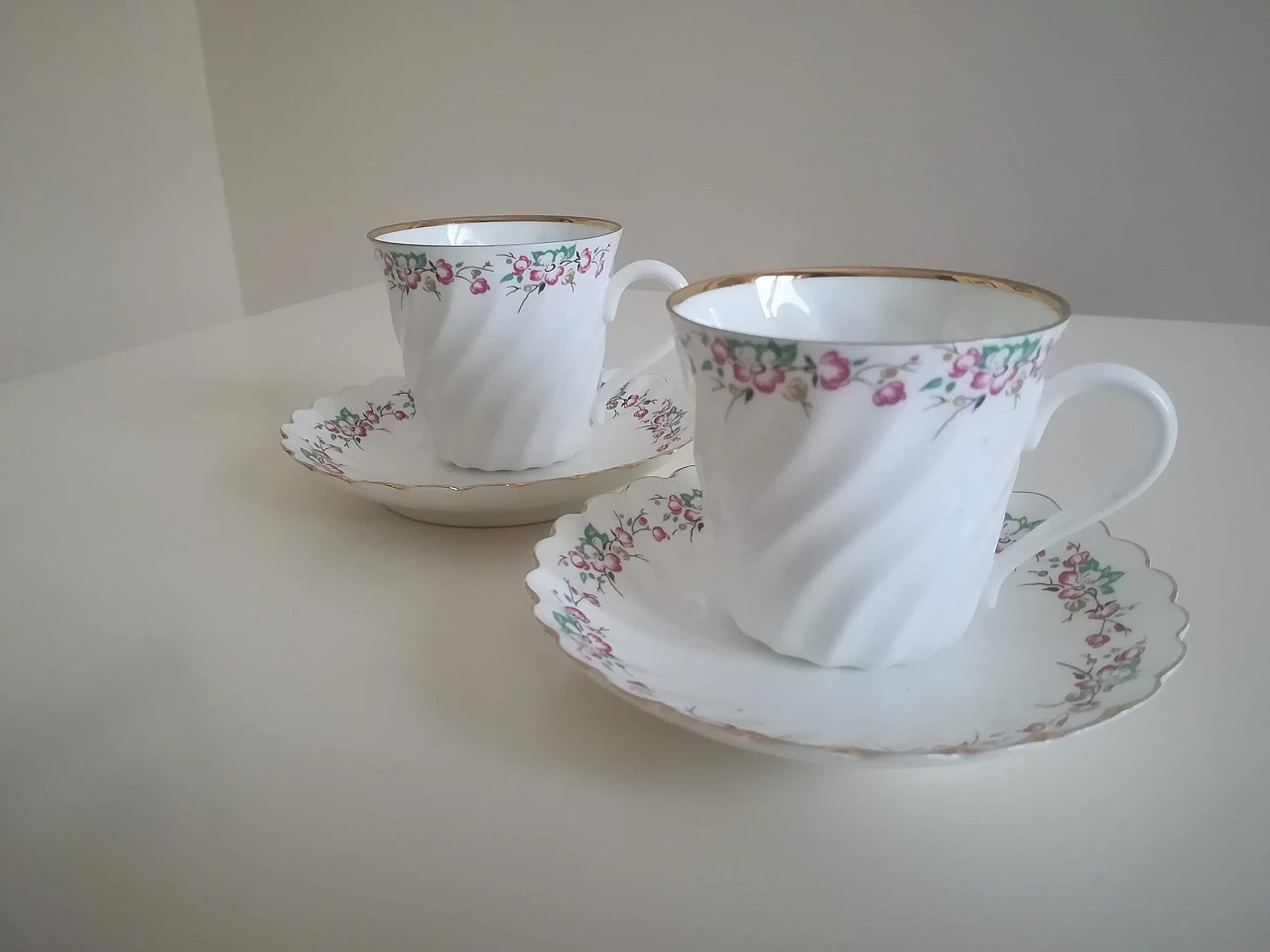 Coppia di tazzine e piattini in porcellana Knochen di Lomonosov, anni '60 1
