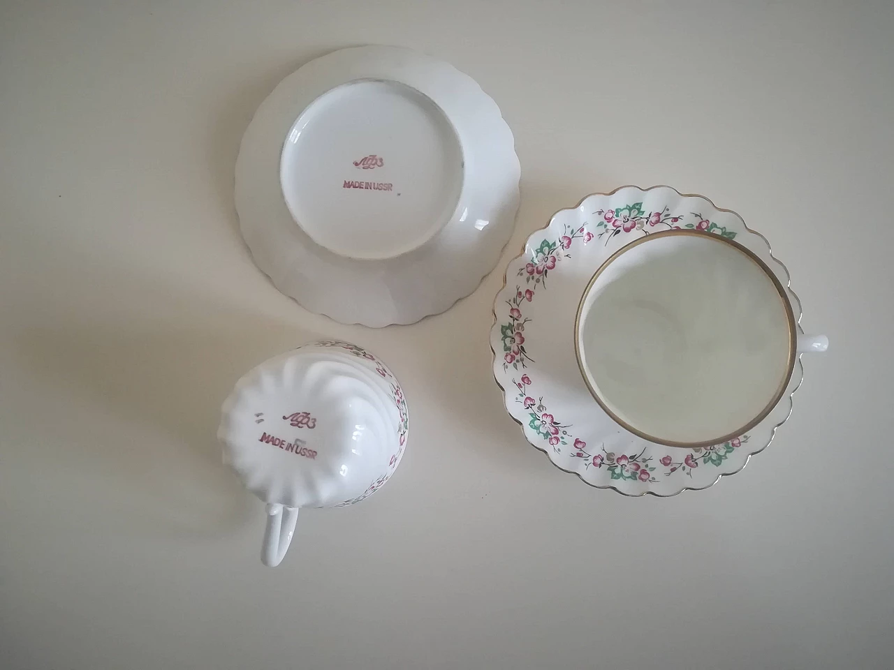 Coppia di tazzine e piattini in porcellana Knochen di Lomonosov, anni '60 3