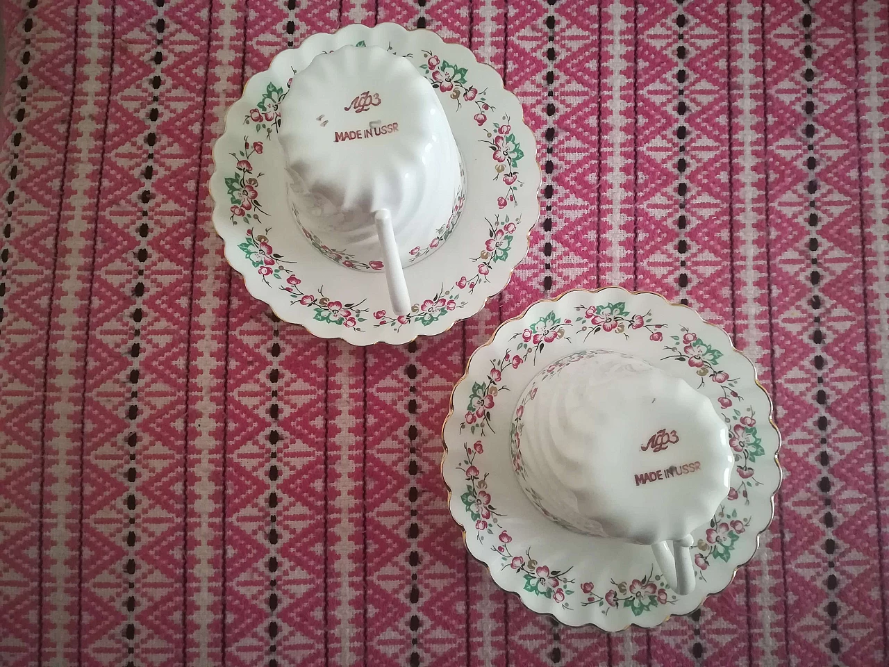 Coppia di tazzine e piattini in porcellana Knochen di Lomonosov, anni '60 5