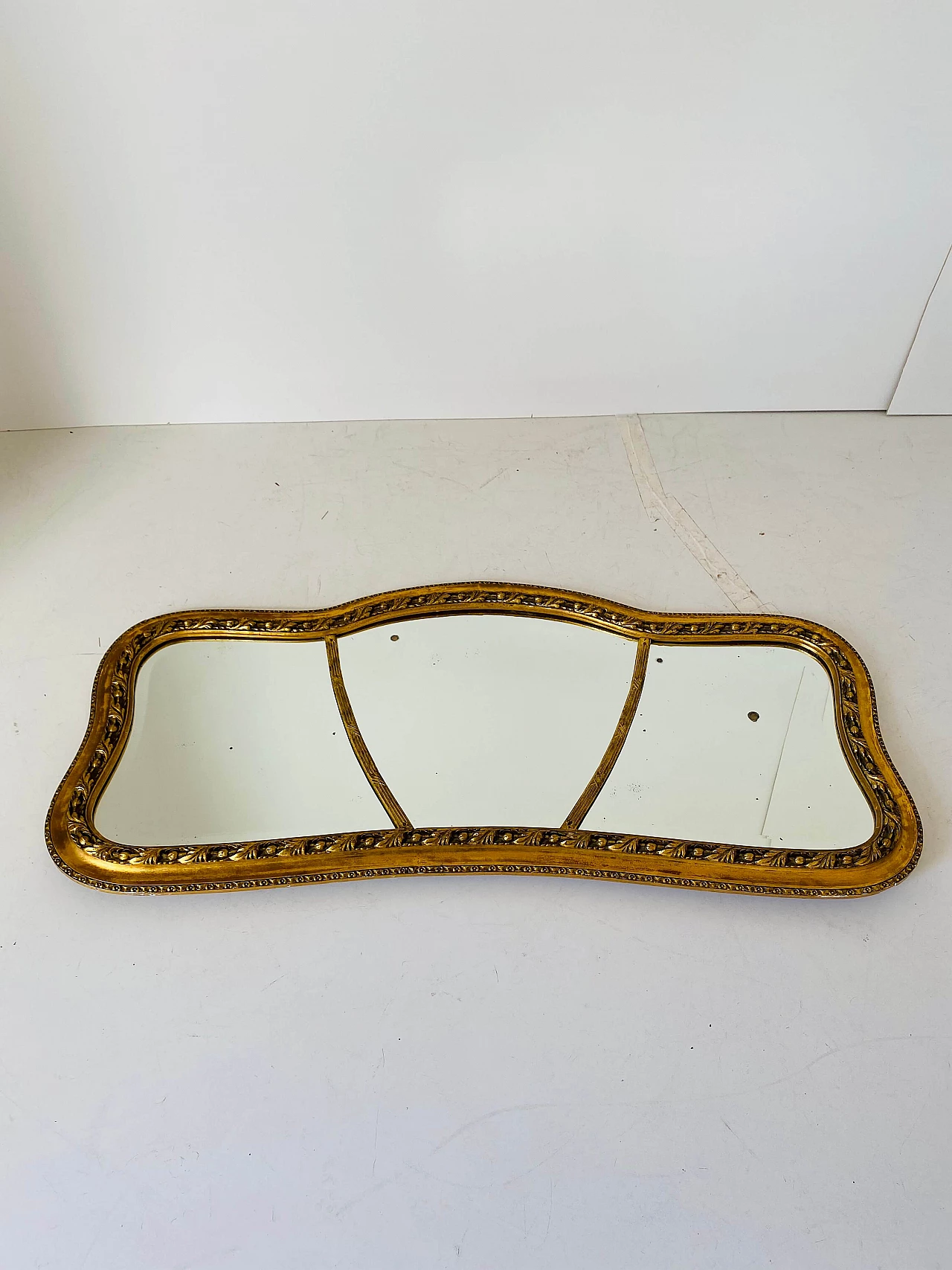 Specchio in legno massello con finitura in foglia d'oro, metà '800 1