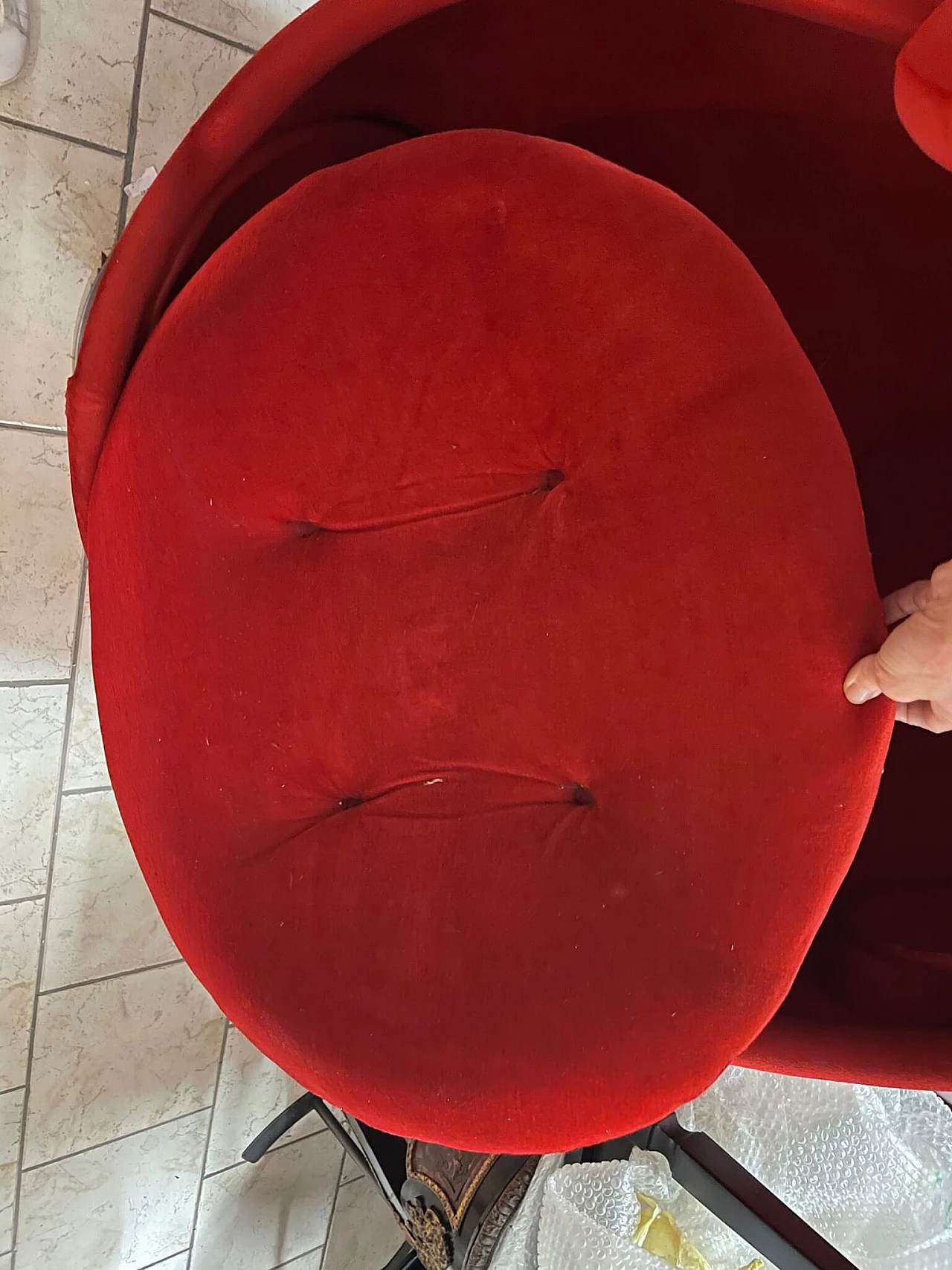 Poltrona girevole Uovo in velluto rosso di Philippe Starck, anni '70 8