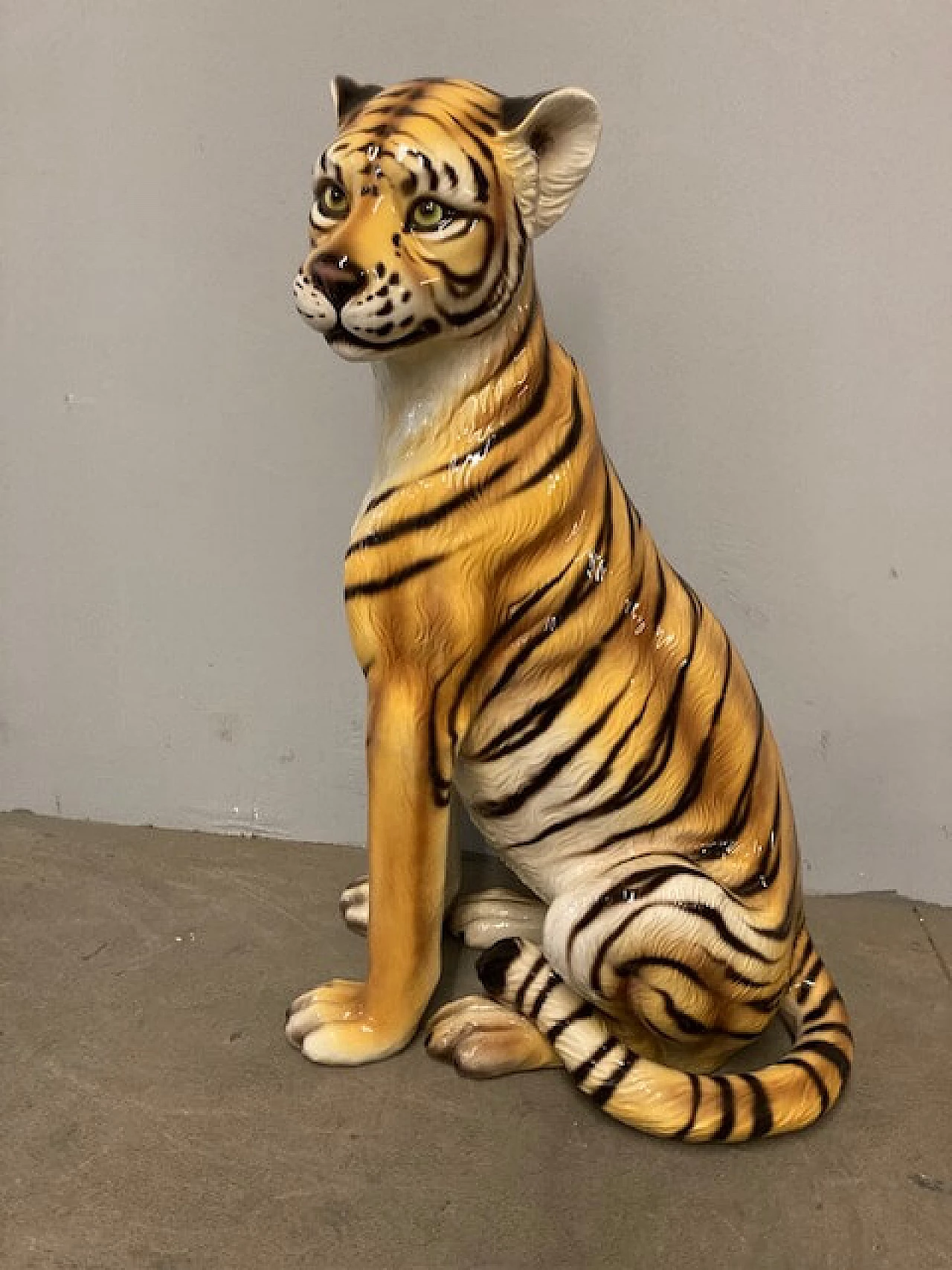 Scultura in ceramica raffigurante una tigre, anni '70 1