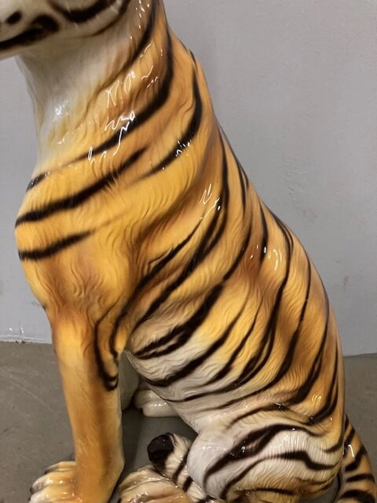 Scultura in ceramica raffigurante una tigre, anni '70 6