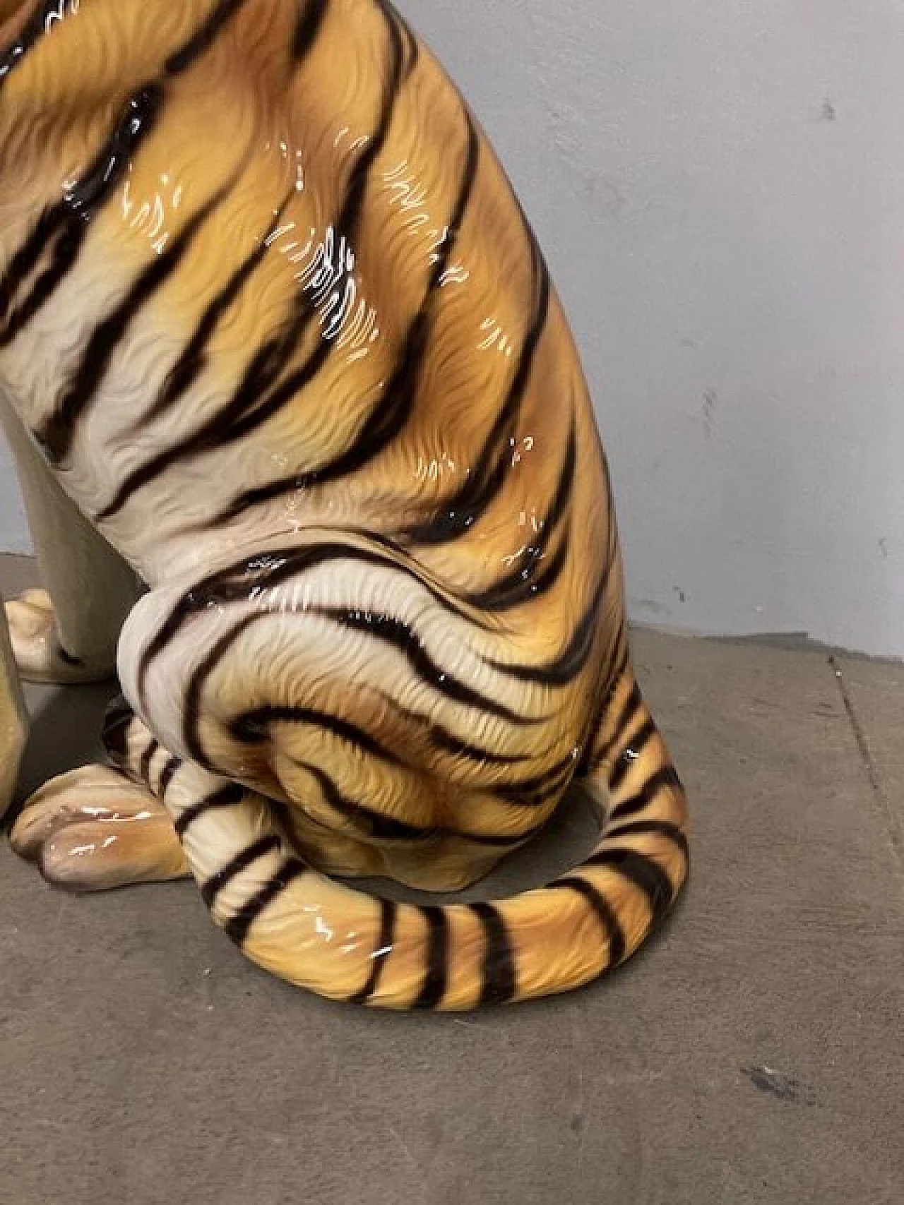 Scultura in ceramica raffigurante una tigre, anni '70 7
