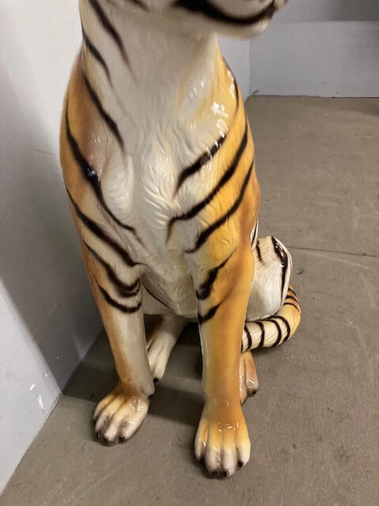 Scultura in ceramica raffigurante una tigre, anni '70 10
