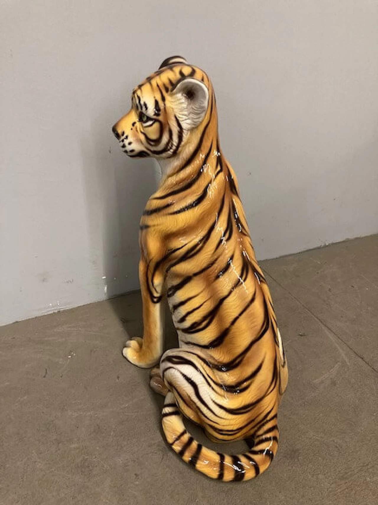 Scultura in ceramica raffigurante una tigre, anni '70 11