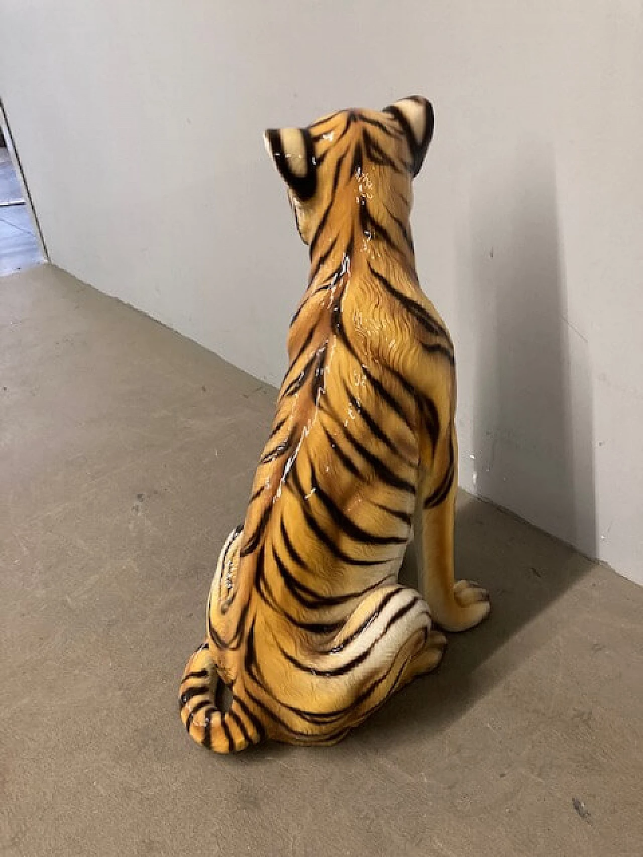 Scultura in ceramica raffigurante una tigre, anni '70 13