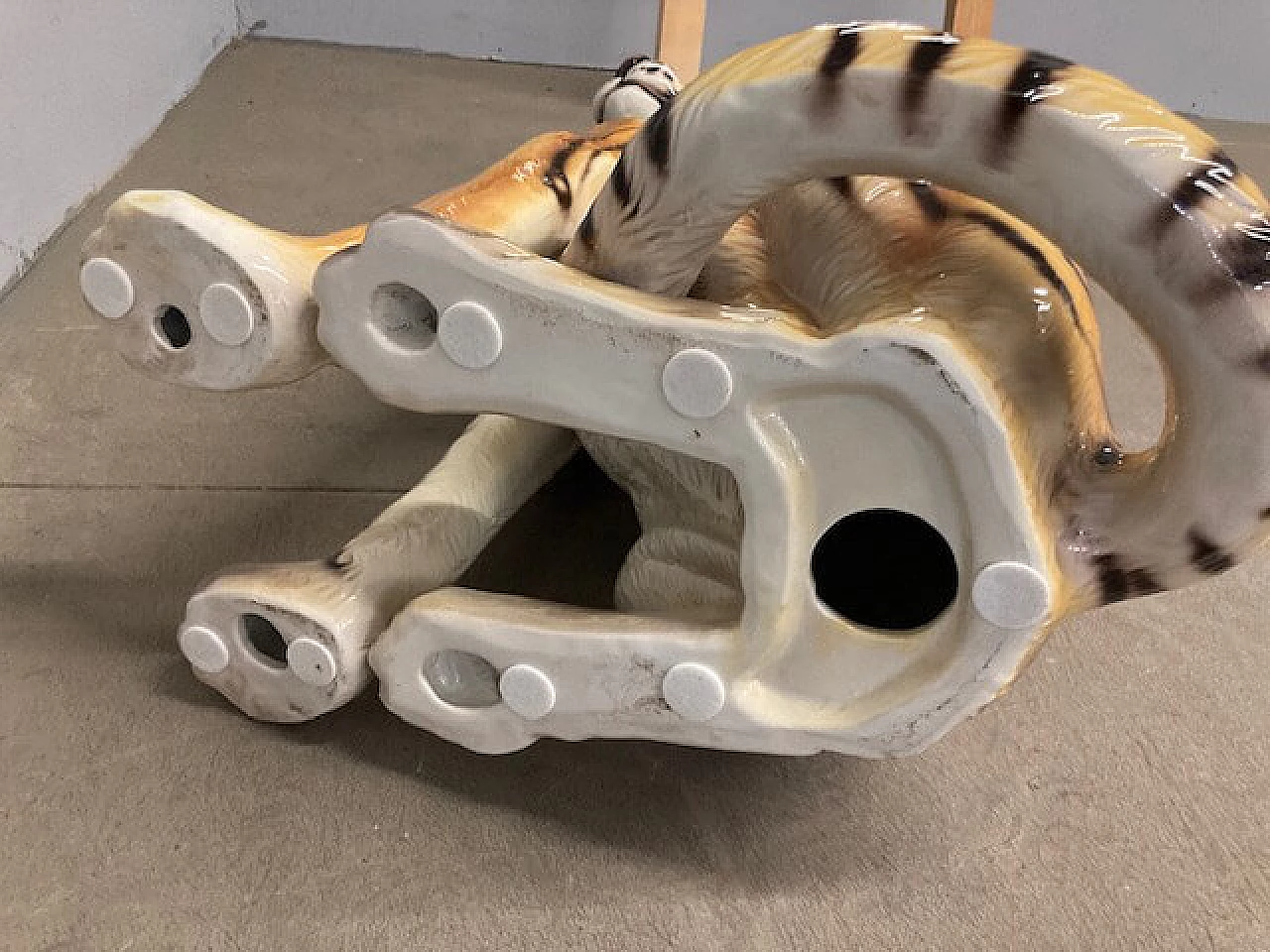 Scultura in ceramica raffigurante una tigre, anni '70 14