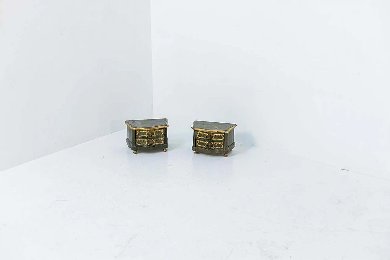 Coppia di comodini portagioie in legno laccato oro, '700 2